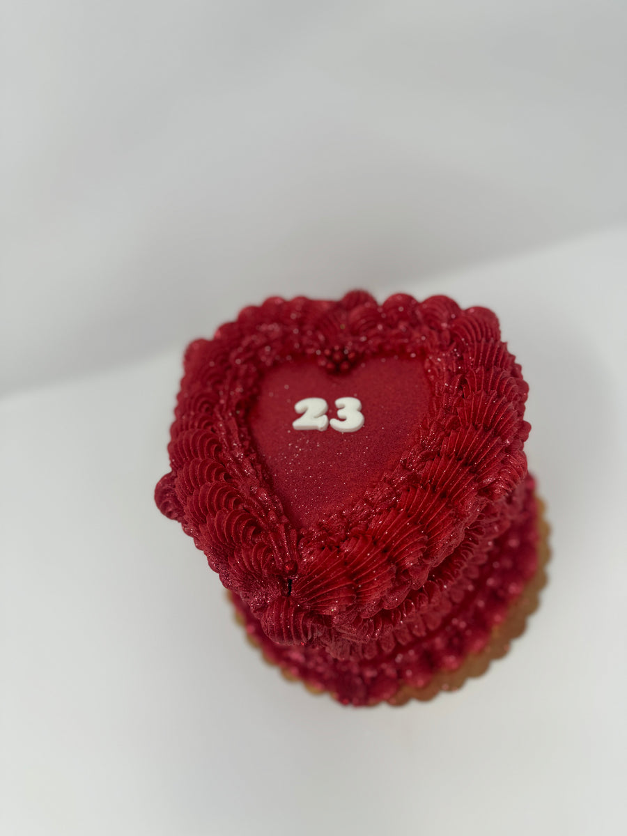 Vintage cakes are a style that evokes a sense of nostalgia and elegance. The colors are usually softly muted, and the shape can be round or heart-shaped. It's the perfect choice for weddings, anniversaries, birthdays, or any special celebration that calls