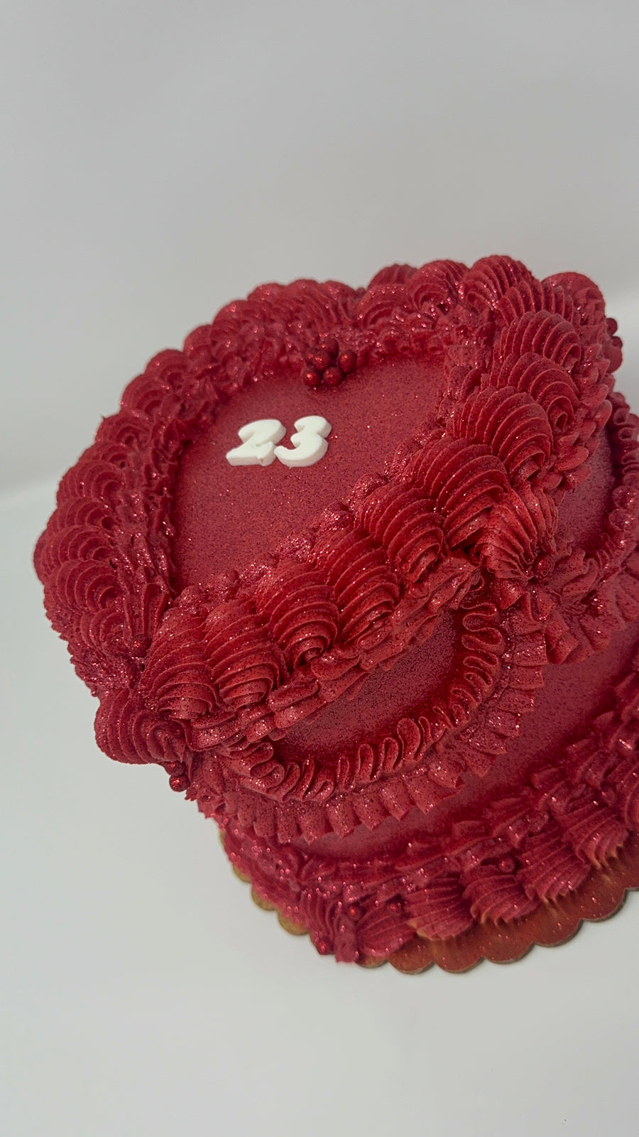 Vintage cakes are a style that evokes a sense of nostalgia and elegance. The colors are usually softly muted, and the shape can be round or heart-shaped. It's the perfect choice for weddings, anniversaries, birthdays, or any special celebration that calls