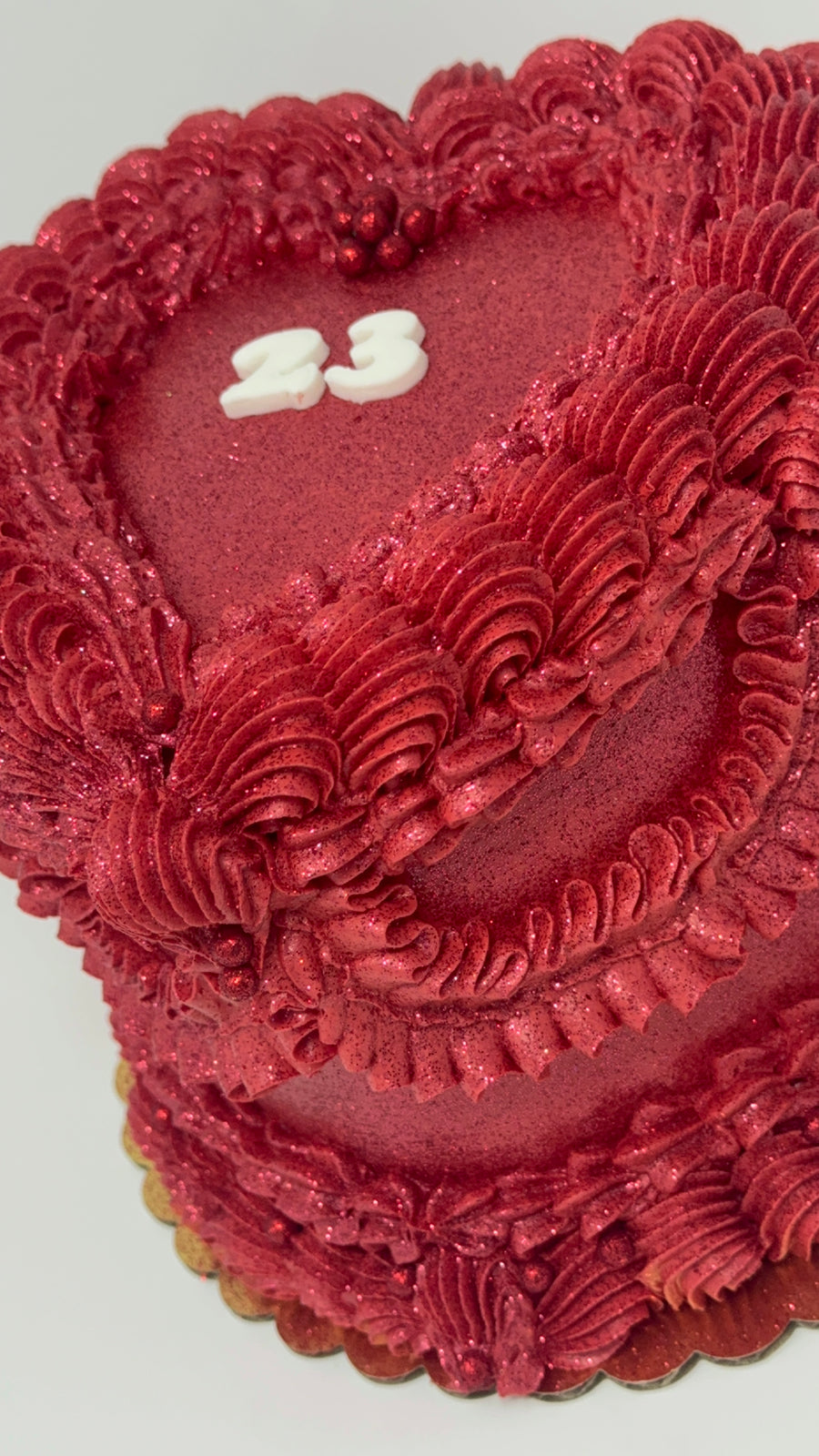 Vintage cakes are a style that evokes a sense of nostalgia and elegance. The colors are usually softly muted, and the shape can be round or heart-shaped. It's the perfect choice for weddings, anniversaries, birthdays, or any special celebration that calls